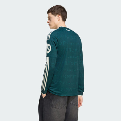 Adidas Real Madrid away voetbalshirt longsleeve 2026 2027 met lange mouwen clublogo en sponsor op model Kickoff Antwerpen