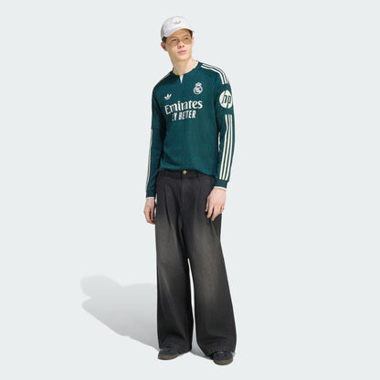 Adidas Real Madrid away voetbalshirt longsleeve 2026 2027 met lange mouwen clublogo en sponsor op model Kickoff Antwerpen