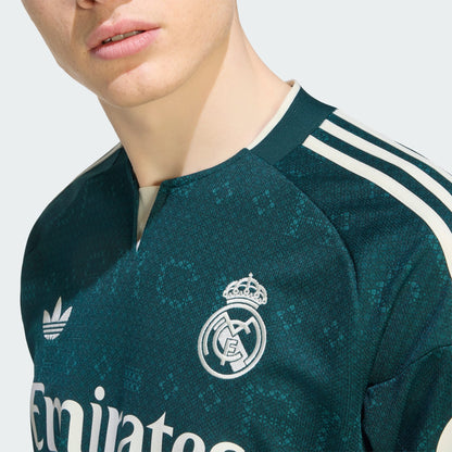 Adidas Real Madrid away voetbalshirt longsleeve 2026 2027 met lange mouwen clublogo en sponsor op model Kickoff Antwerpen