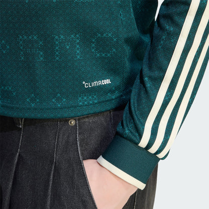 Adidas Real Madrid away voetbalshirt longsleeve 2026 2027 met lange mouwen clublogo en sponsor op model Kickoff Antwerpen