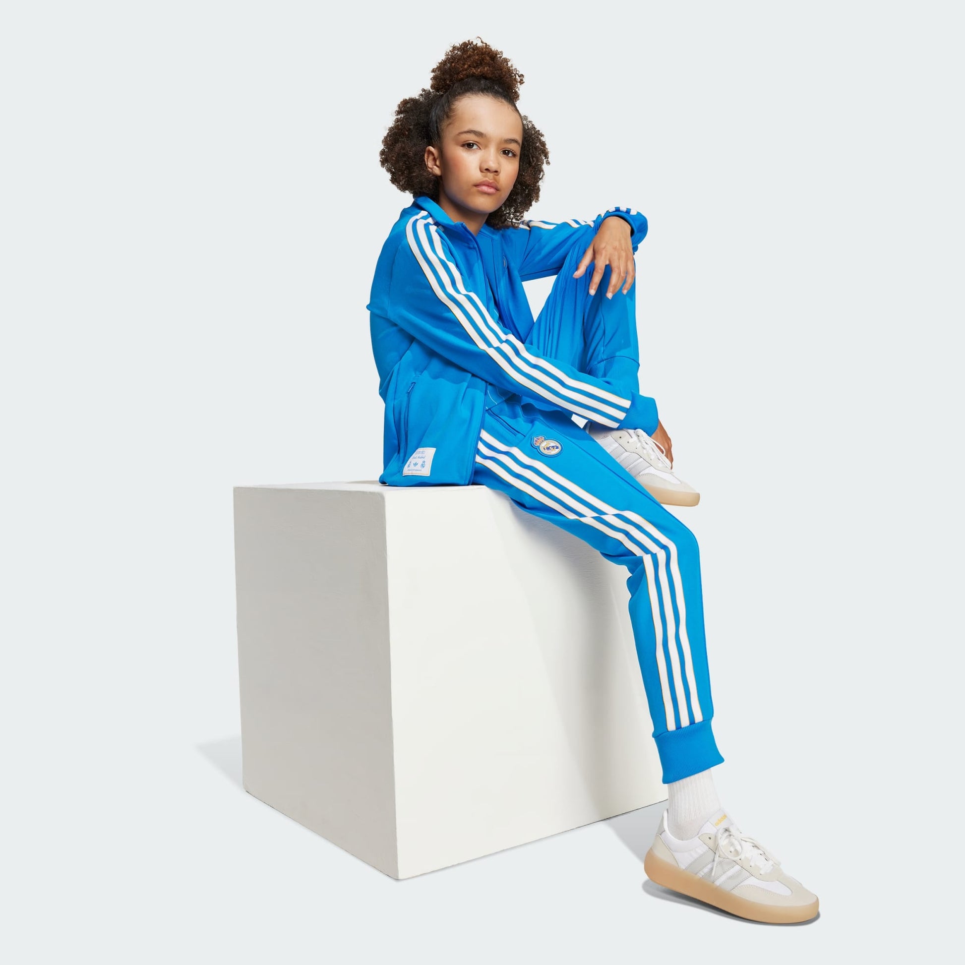 Real Madrid Terrace Icons Trainingsbroek Kids – full-length profiel in blauw