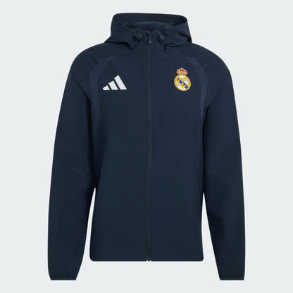 Adidas Real Madrid TT trainingspak 2026 2027 blauw met clublogo en Adidas strepen op model Kickoff Antwerpen