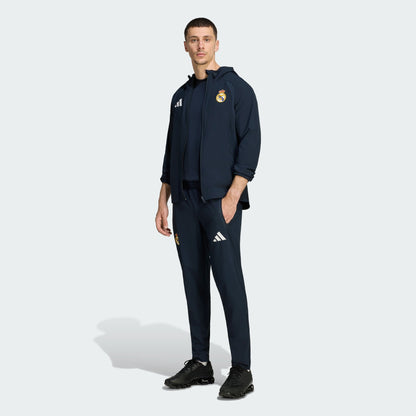 Adidas Real Madrid TT trainingspak 2026 2027 blauw met clublogo en Adidas strepen op model Kickoff Antwerpen