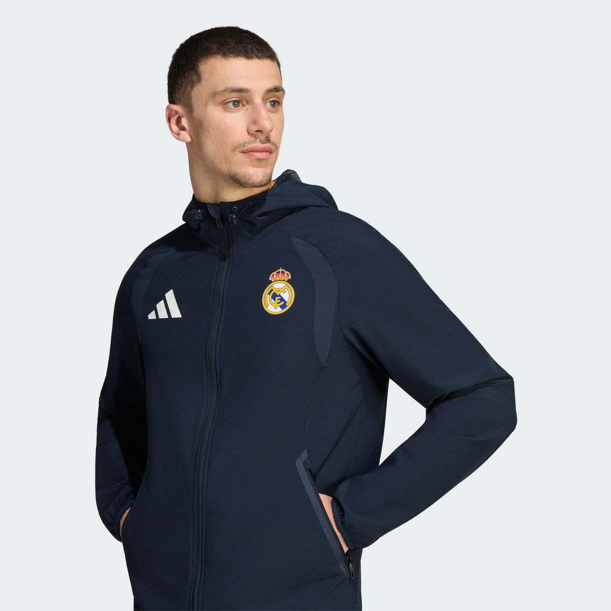 Adidas Real Madrid TT trainingspak 2026 2027 blauw met clublogo en Adidas strepen op model Kickoff Antwerpen