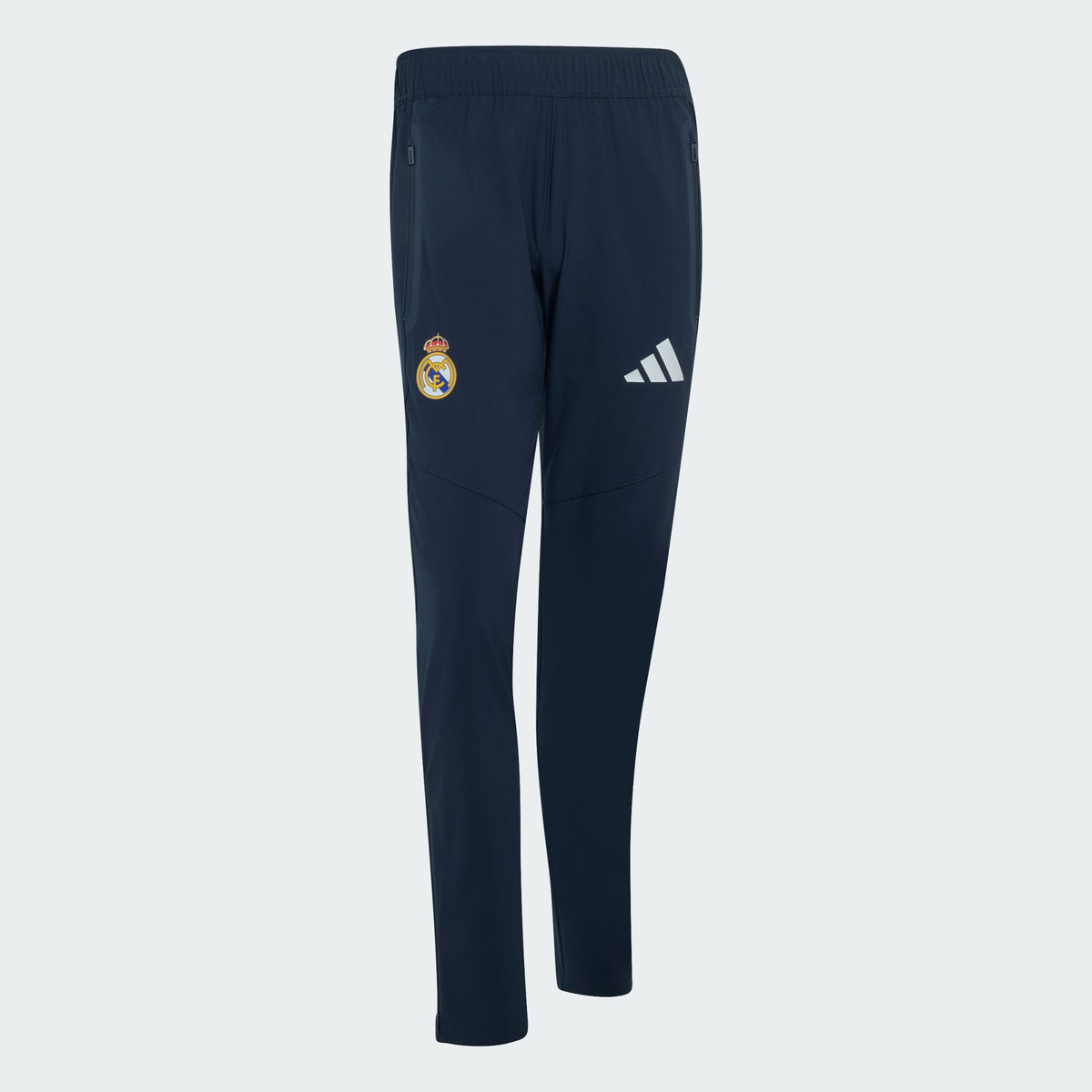 Adidas Real Madrid TT trainingspak 2026 2027 blauw met clublogo en Adidas strepen op model Kickoff Antwerpen
