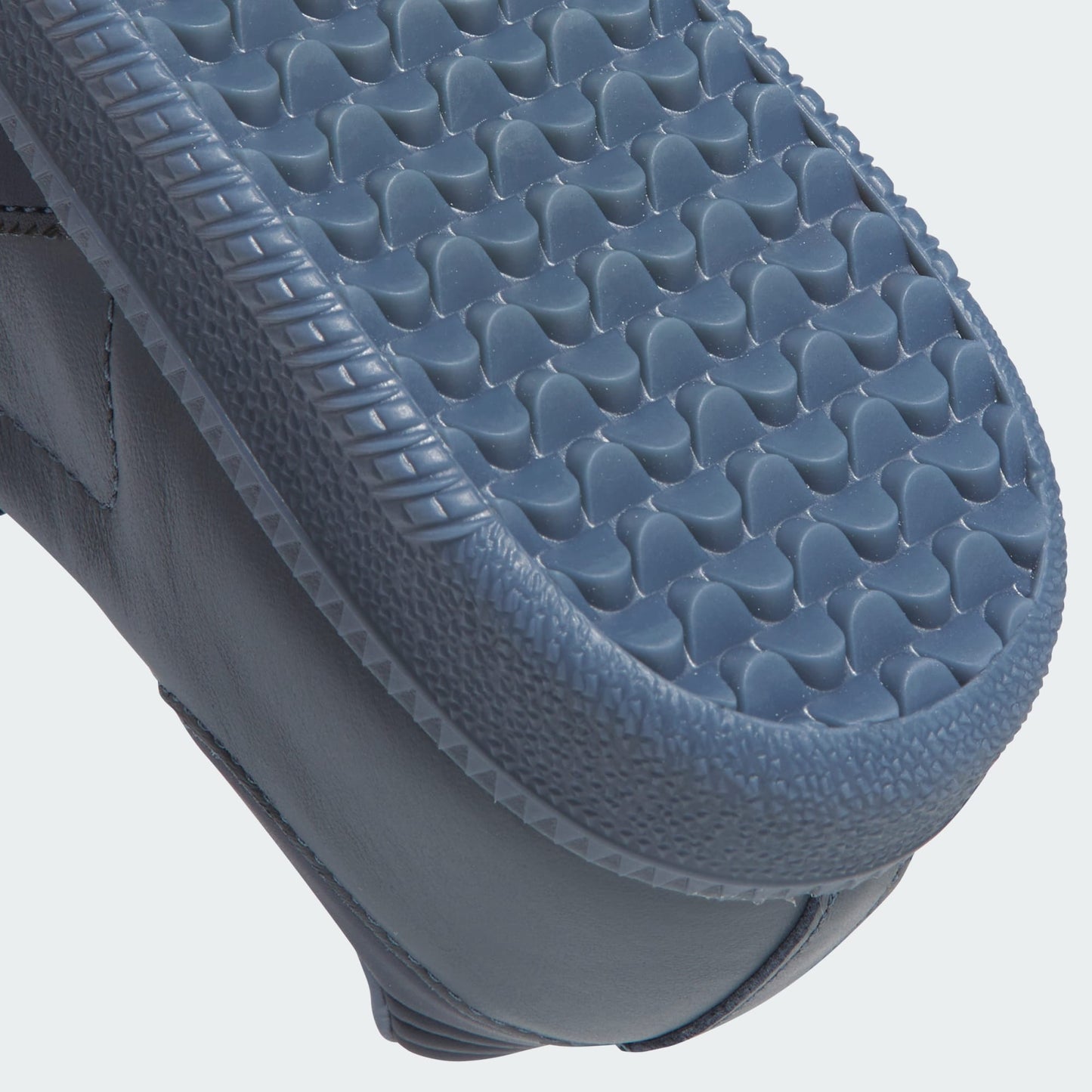 ADIDAS SAMBA ADV schoenen zwart wit met gumzool, close-up. Beschikbaar bij Kickoff Antwerpen, de voetbalshop.