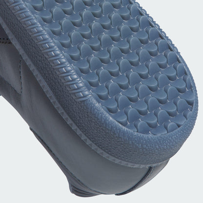 ADIDAS SAMBA ADV schoenen zwart wit met gumzool, close-up. Beschikbaar bij Kickoff Antwerpen, de voetbalshop.