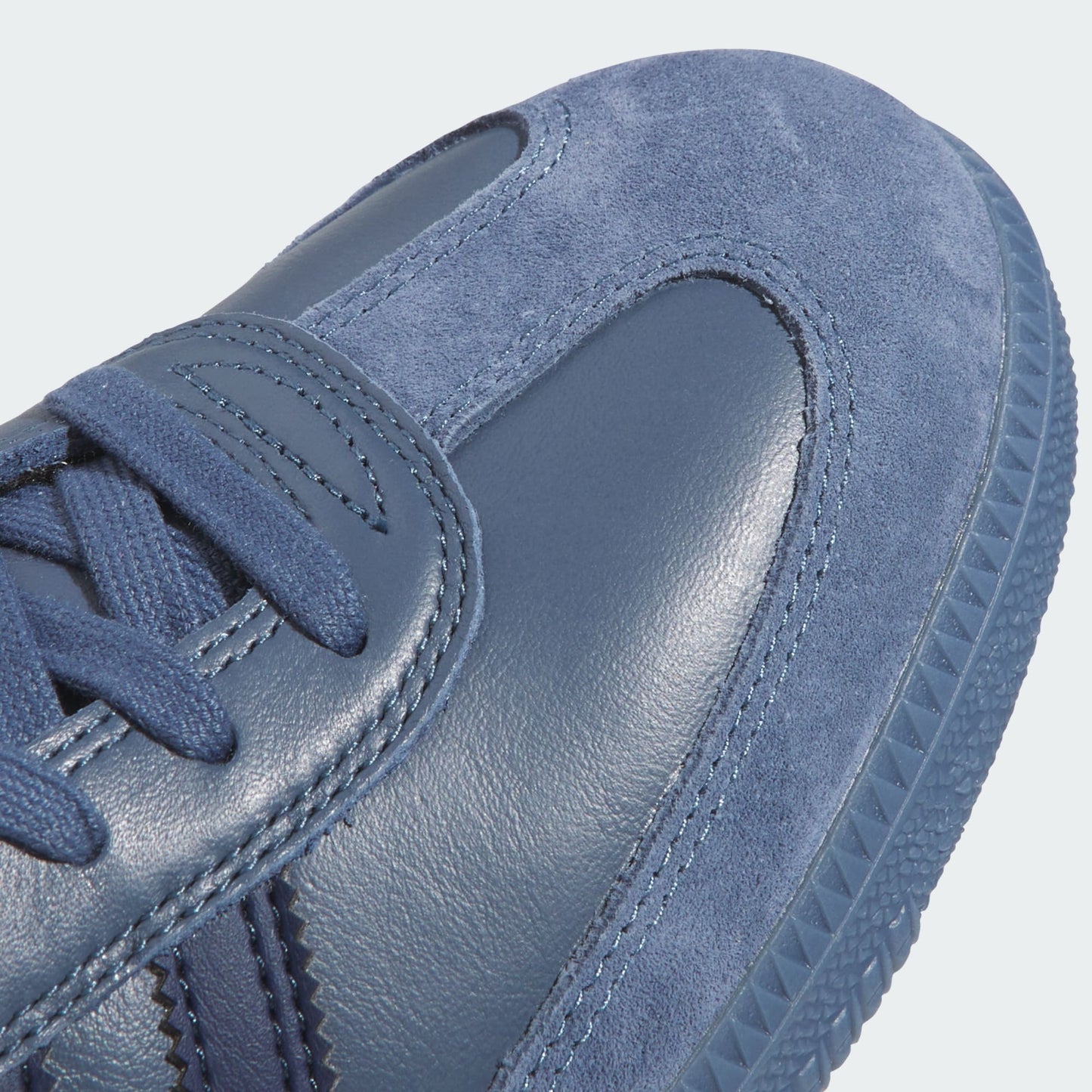 ADIDAS SAMBA ADV schoenen zwart wit met gumzool, close-up. Beschikbaar bij Kickoff Antwerpen, de voetbalshop.