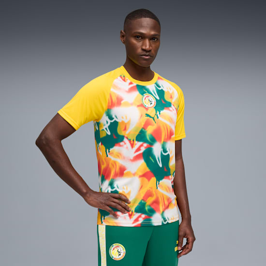 Grafisch Puma FSF Senegal Warm Up Jersey 2026-2028 met officieel Senegalees bondsembleem, verkrijgbaar bij Kickoff Antwerpen dé voetbalshop van stad.