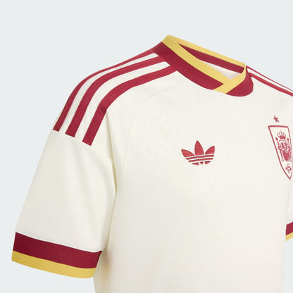 Lichtgeel Adidas Originals RFEF Spanje Away Jersey voor kinderen 2026-2028 met Trefoil-logo en Spaanse bondbadge, verkrijgbaar bij voetbalshop Kickoff Antwerpen.