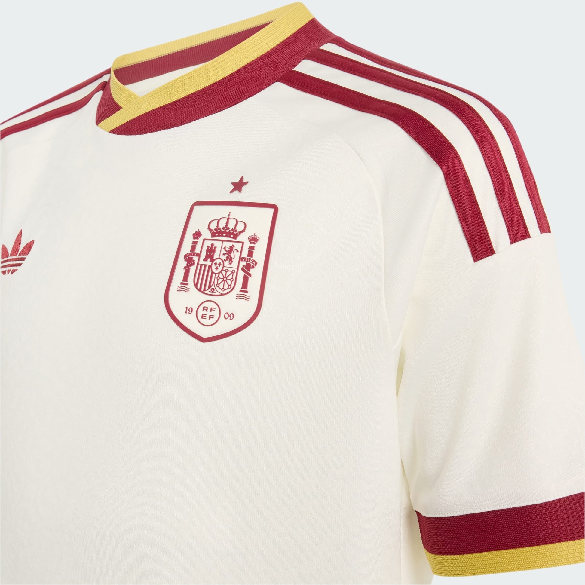 Lichtgeel Adidas Originals RFEF Spanje Away Jersey voor kinderen 2026-2028 met Trefoil-logo en Spaanse bondbadge, verkrijgbaar bij voetbalshop Kickoff Antwerpen.