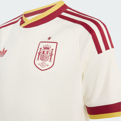 Lichtgeel Adidas Originals RFEF Spanje Away Jersey voor kinderen 2026-2028 met Trefoil-logo en Spaanse bondbadge, verkrijgbaar bij voetbalshop Kickoff Antwerpen.