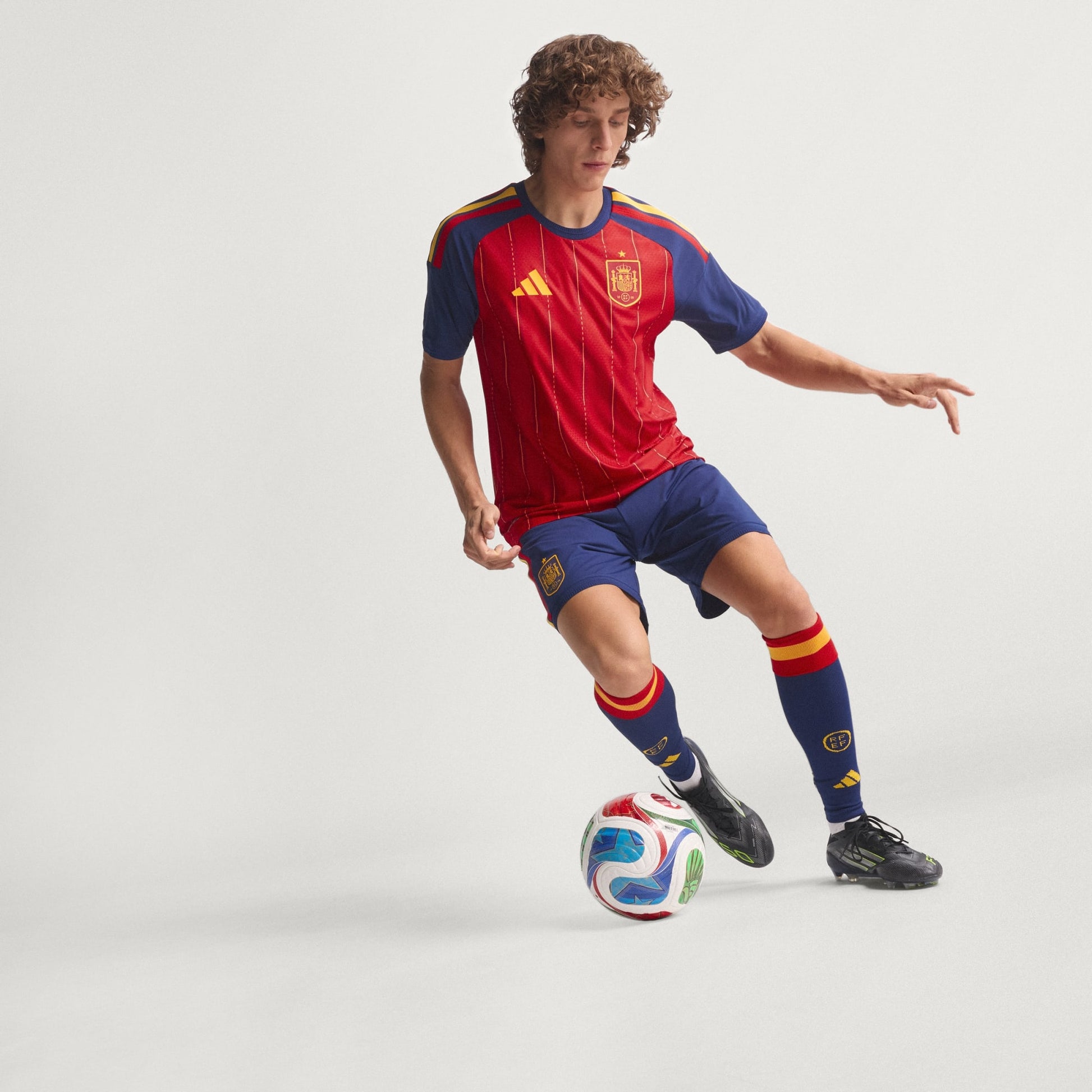 Adidas RFEF Home Jersey 2025/2026 – officieel Spanje thuisshirt met Climacool-technologie, verkrijgbaar bij Kickoff Antwerpen voetbalshop