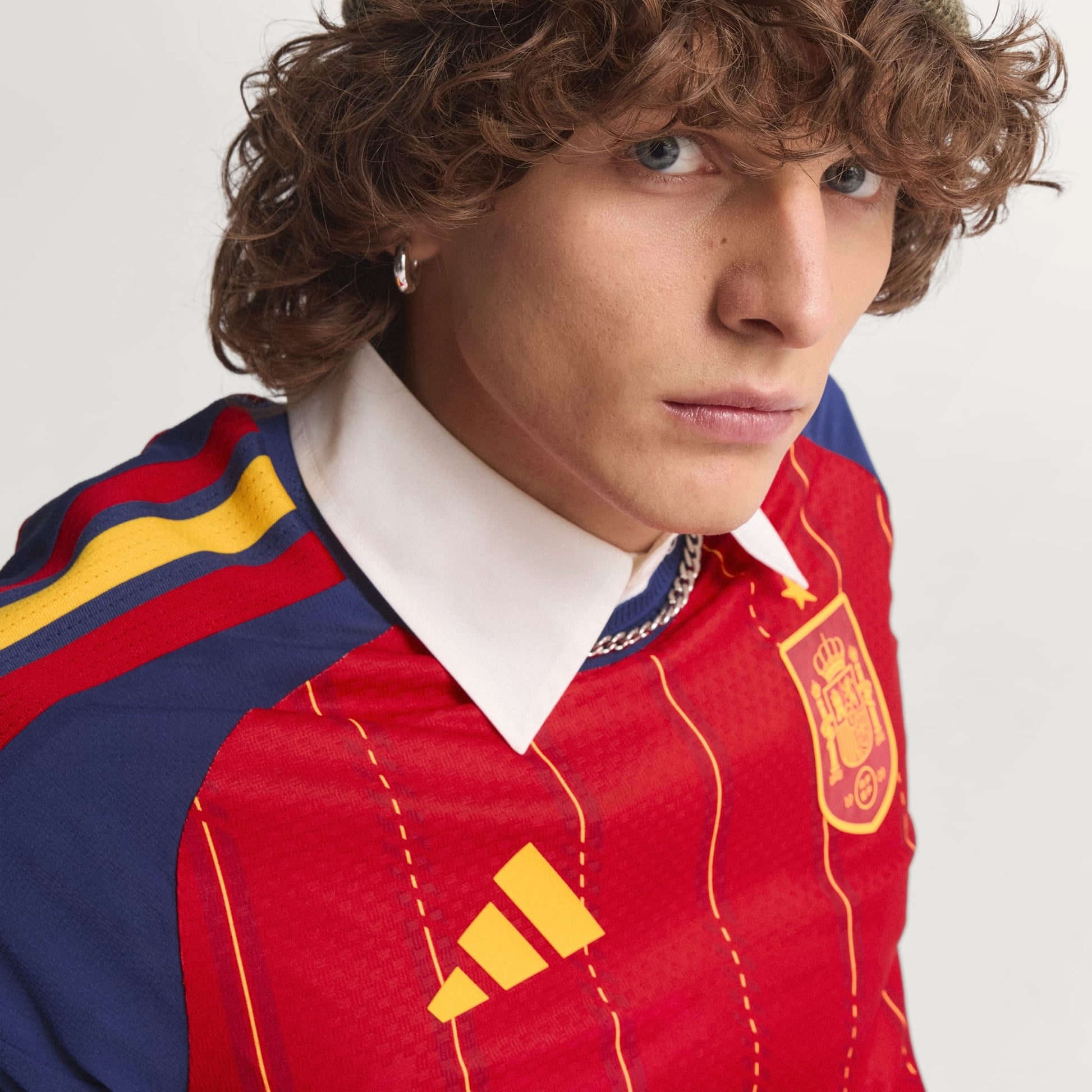 Adidas RFEF Home Jersey 2025/2026 – officieel Spanje thuisshirt met Climacool-technologie, verkrijgbaar bij Kickoff Antwerpen voetbalshop