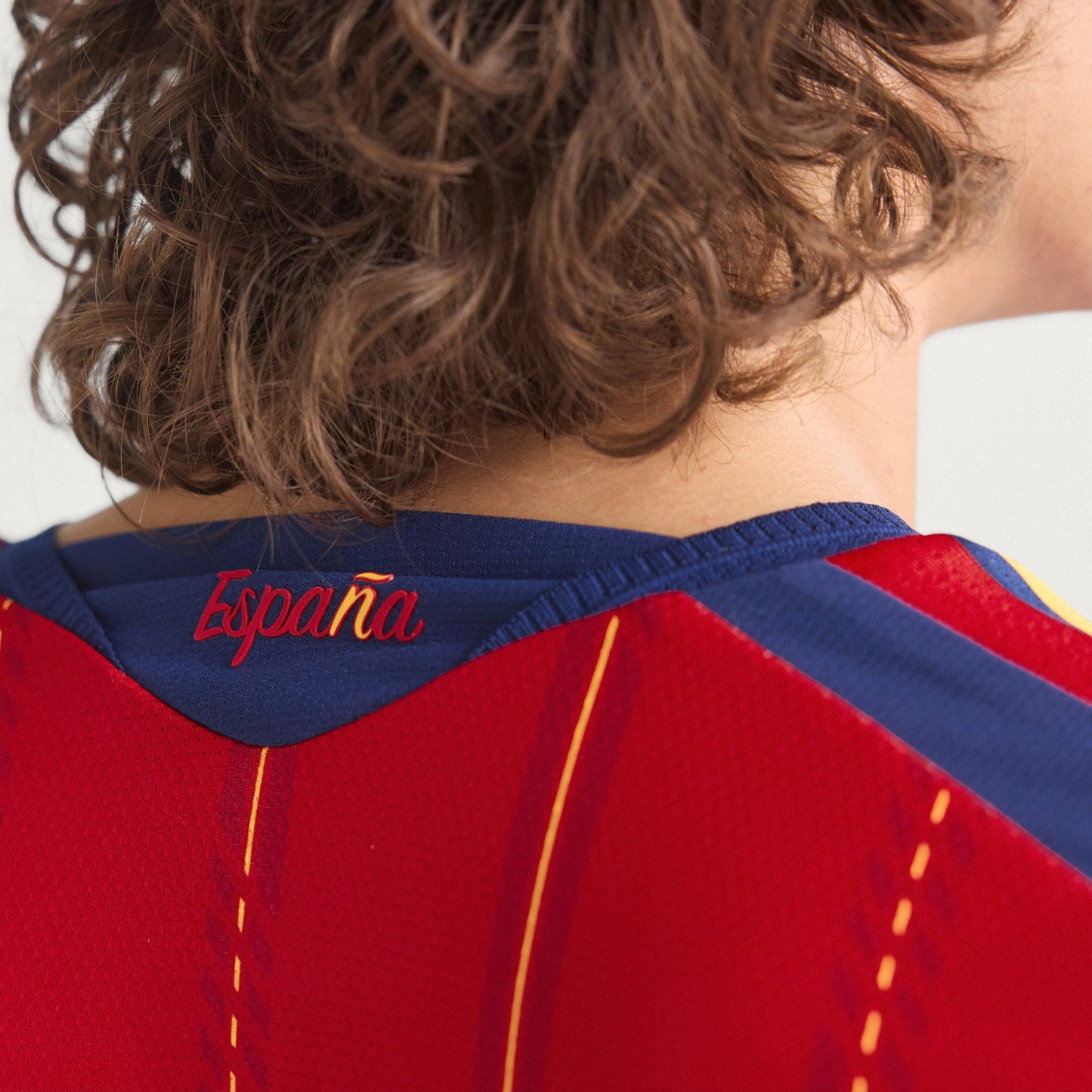 Adidas RFEF Home Jersey 2025/2026 – officieel Spanje thuisshirt met Climacool-technologie, verkrijgbaar bij Kickoff Antwerpen voetbalshop