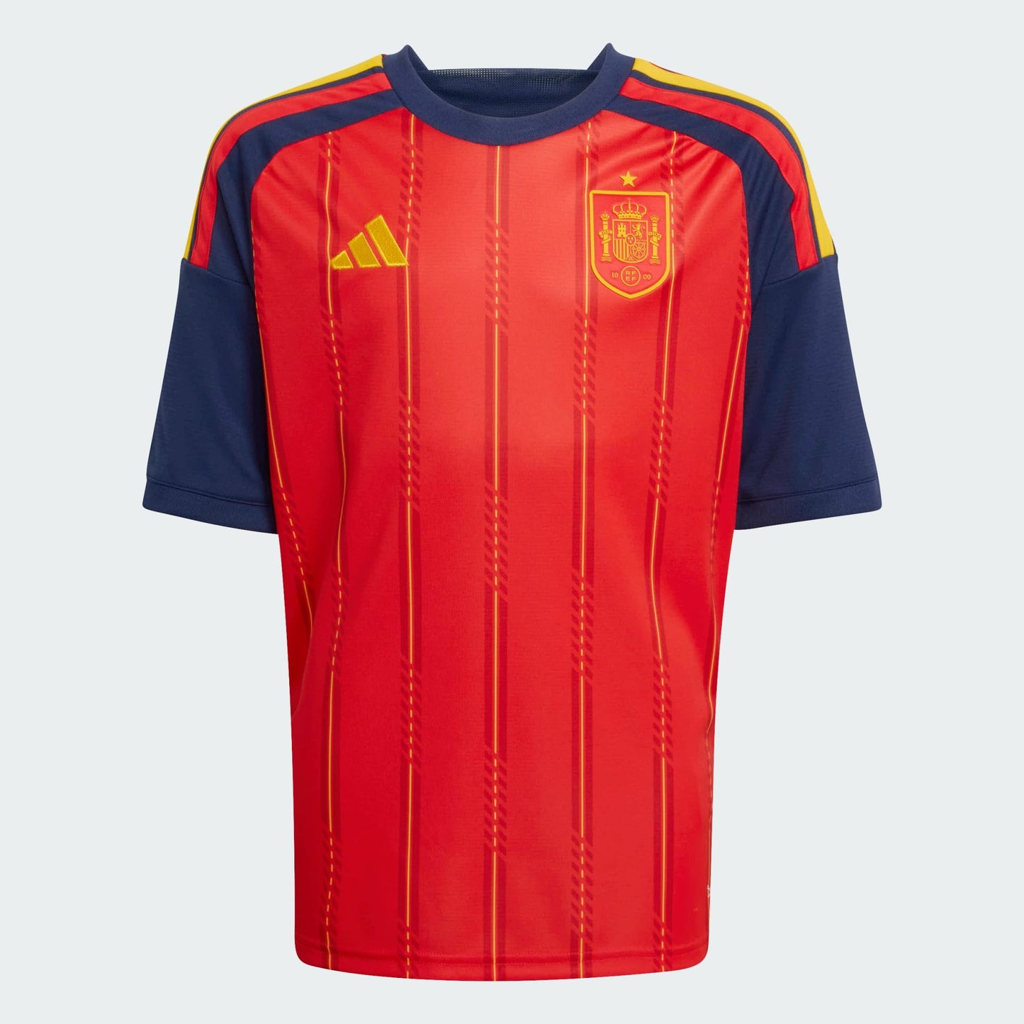 Rood Adidas RFEF Spanje Home Jersey voor kinderen 2026-2028 met geel bondsembleem en 3-Stripes, verkrijgbaar bij voetbalshop Kickoff Antwerpen.