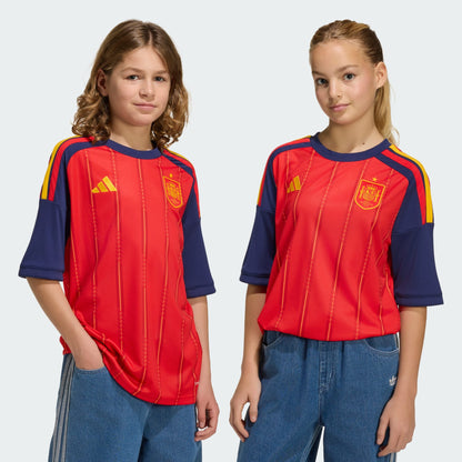 Rood Adidas RFEF Spanje Home Jersey voor kinderen 2026-2028 met geel bondsembleem en 3-Stripes, verkrijgbaar bij voetbalshop Kickoff Antwerpen.