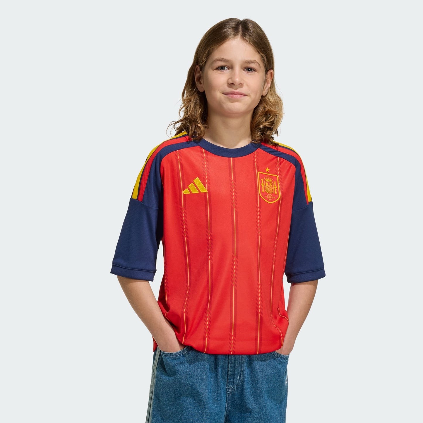 Rood Adidas RFEF Spanje Home Jersey voor kinderen 2026-2028 met geel bondsembleem en 3-Stripes, verkrijgbaar bij voetbalshop Kickoff Antwerpen.