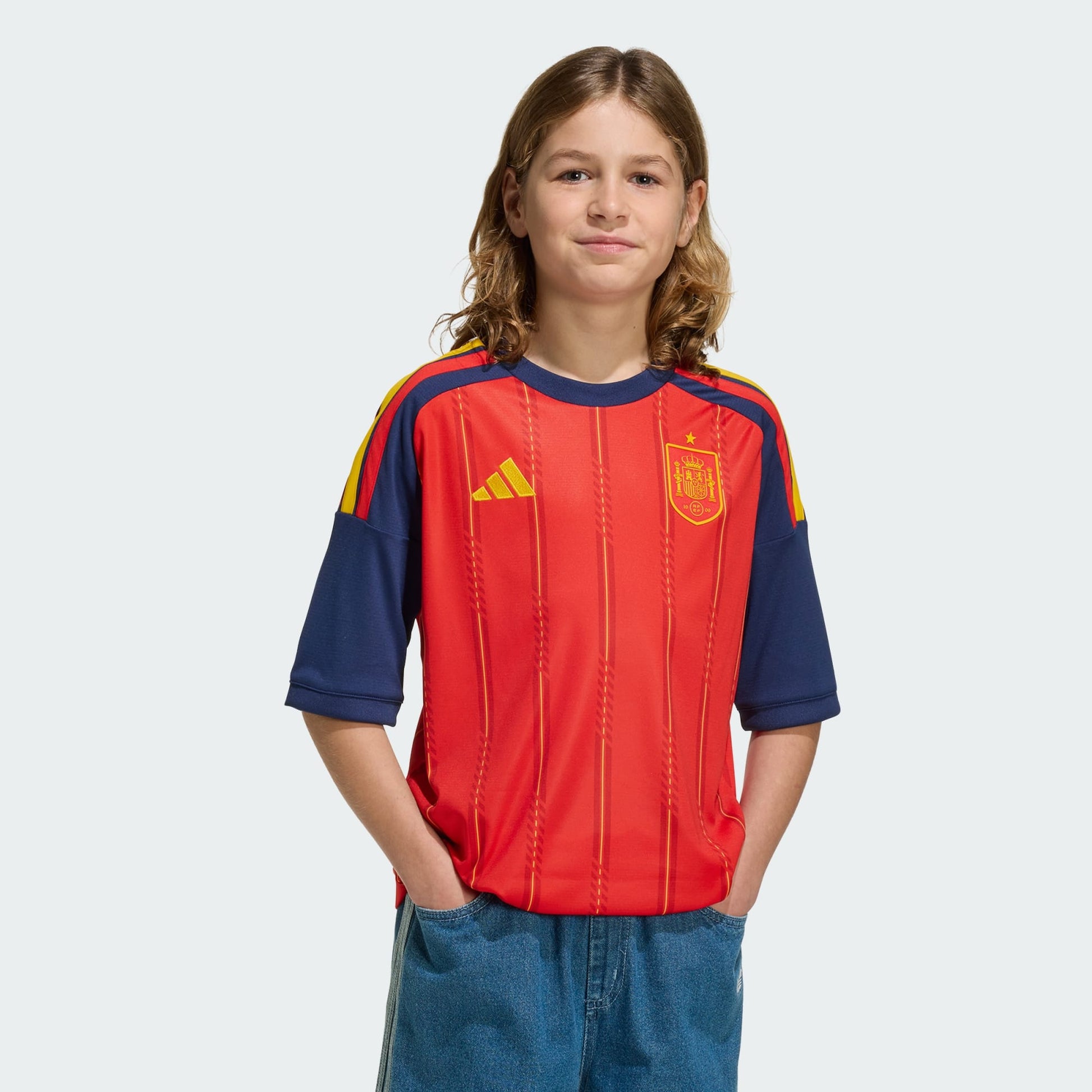 Rood Adidas RFEF Spanje Home Jersey voor kinderen 2026-2028 met geel bondsembleem en 3-Stripes, verkrijgbaar bij voetbalshop Kickoff Antwerpen.