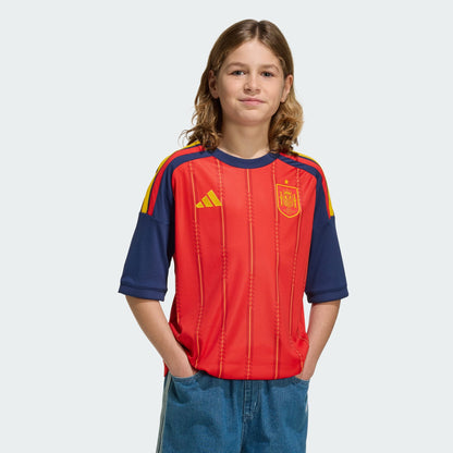 Rood Adidas RFEF Spanje Home Jersey voor kinderen 2026-2028 met geel bondsembleem en 3-Stripes, verkrijgbaar bij voetbalshop Kickoff Antwerpen.