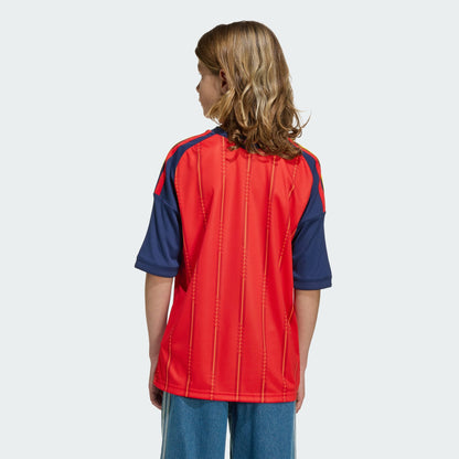 Rood Adidas RFEF Spanje Home Jersey voor kinderen 2026-2028 met geel bondsembleem en 3-Stripes, verkrijgbaar bij voetbalshop Kickoff Antwerpen.