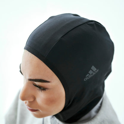 ADIDAS Adjustable Hijab zwart mesh met verstelbare band, te koop bij Kickoff Antwerpen, uw voetbalshop.