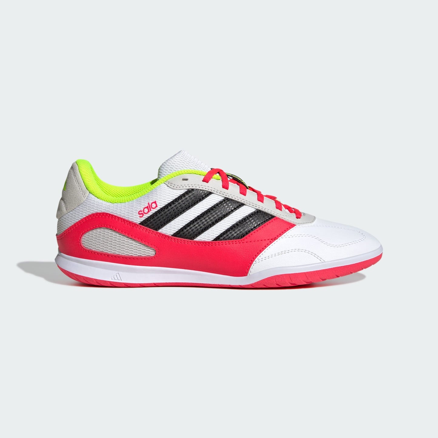 ADIDAS SALA zaalvoetbalschoenen ROOD WIT  zwart non-marking zool op indoor veld. Kickoff Antwerpen voetbalshop.