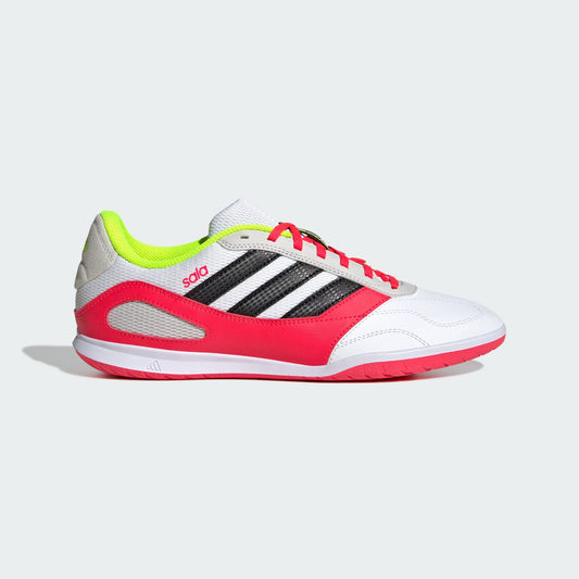 ADIDAS SALA zaalvoetbalschoenen ROOD WIT  zwart non-marking zool op indoor veld. Kickoff Antwerpen voetbalshop.