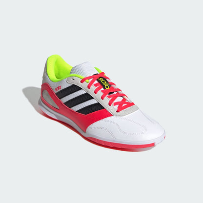 ADIDAS SALA zaalvoetbalschoenen ROOD WIT  zwart non-marking zool op indoor veld. Kickoff Antwerpen voetbalshop.