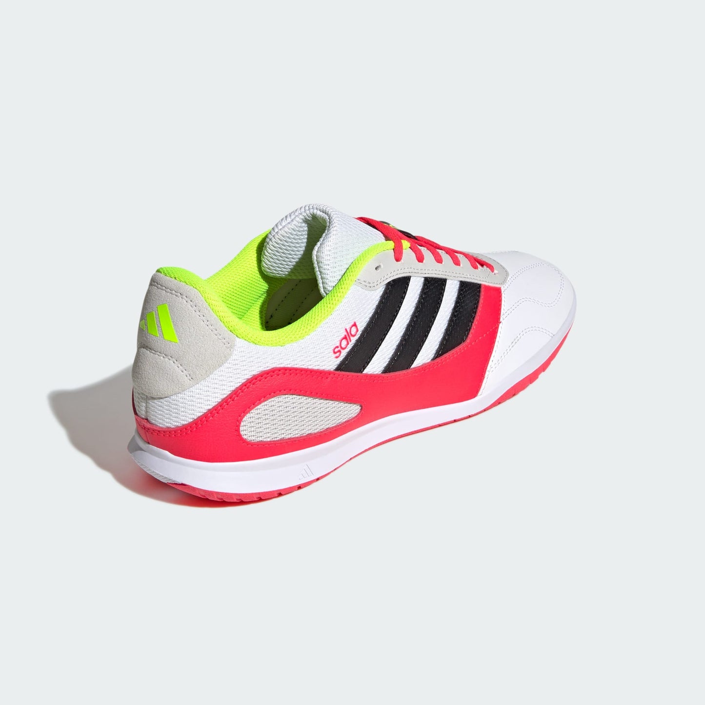 ADIDAS SALA zaalvoetbalschoenen ROOD WIT  zwart non-marking zool op indoor veld. Kickoff Antwerpen voetbalshop.