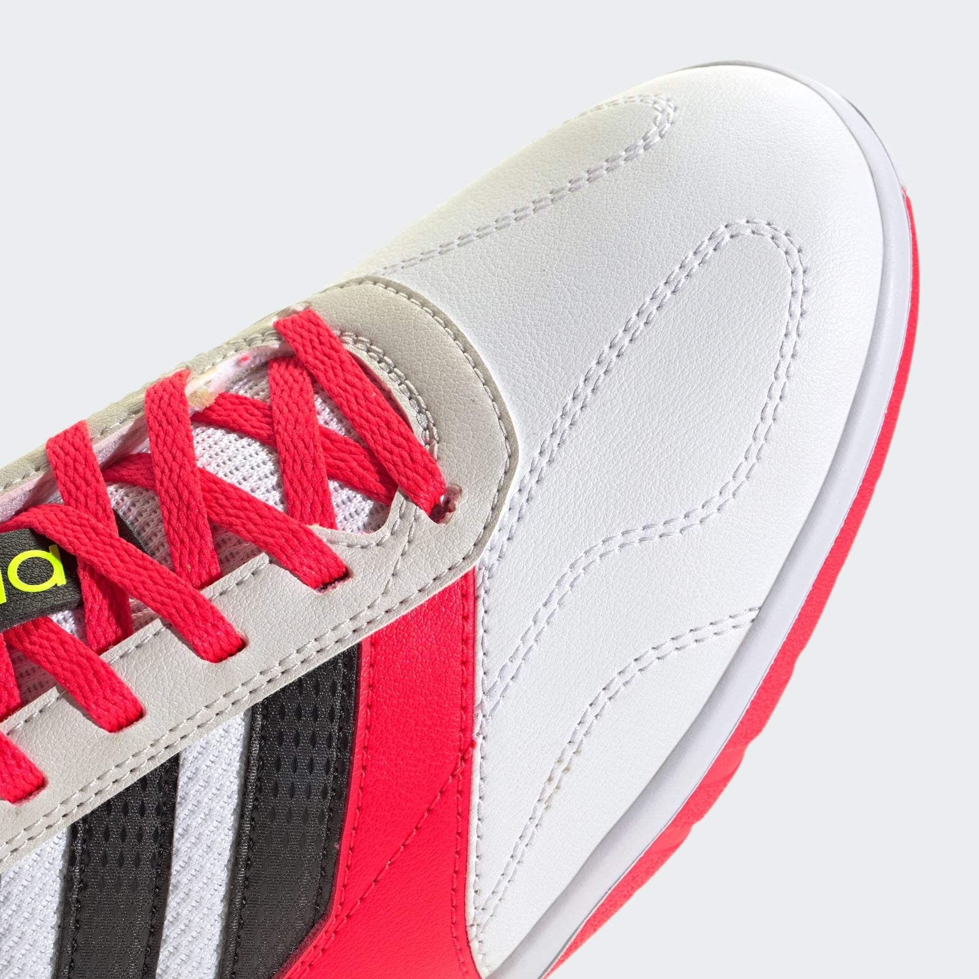 ADIDAS SALA zaalvoetbalschoenen ROOD WIT  zwart non-marking zool op indoor veld. Kickoff Antwerpen voetbalshop.