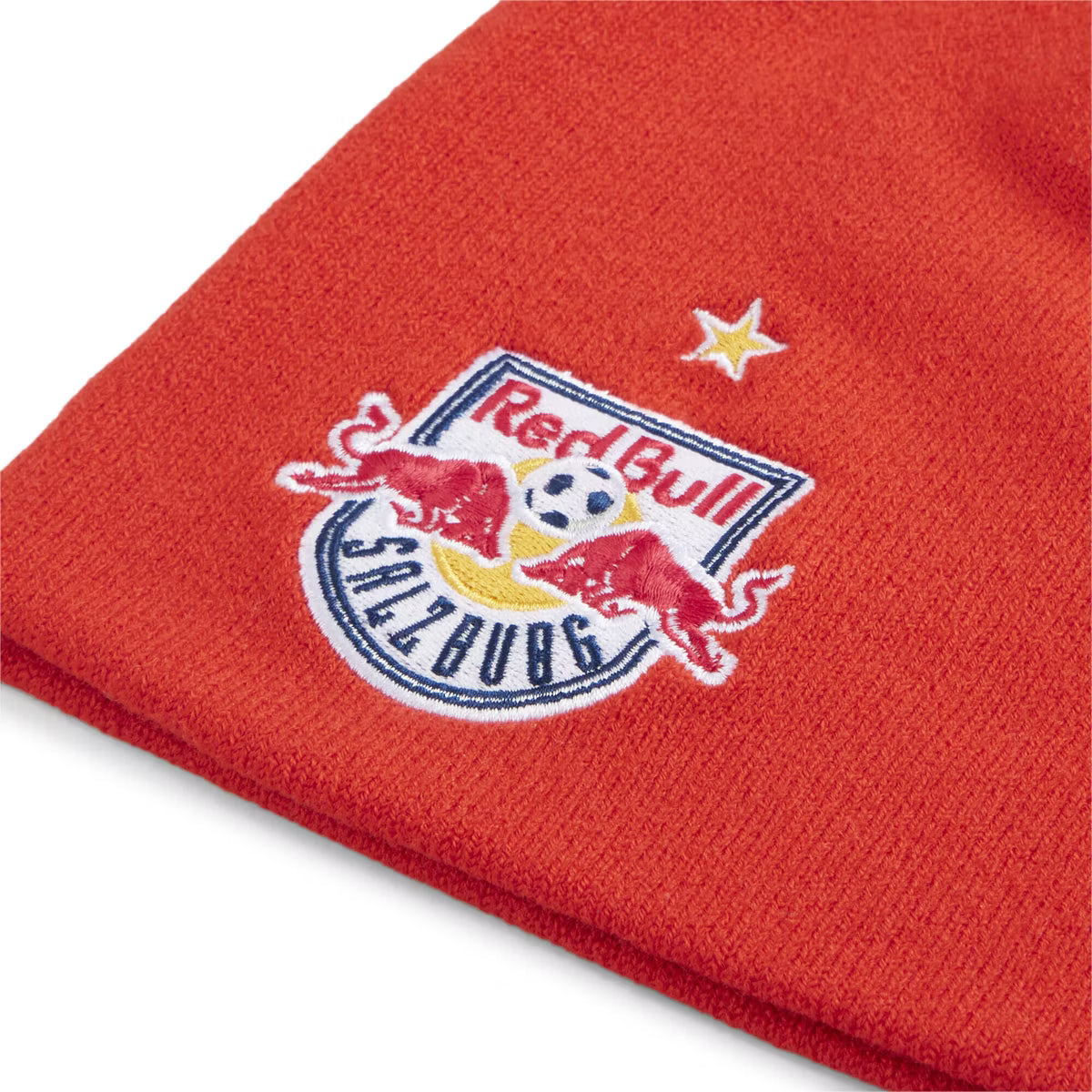 PUMA FC Red Bull Salzburg Beanie rood wit officiële clubmuts verkrijgbaar bij Kickoff Antwerpen voetbalshop.