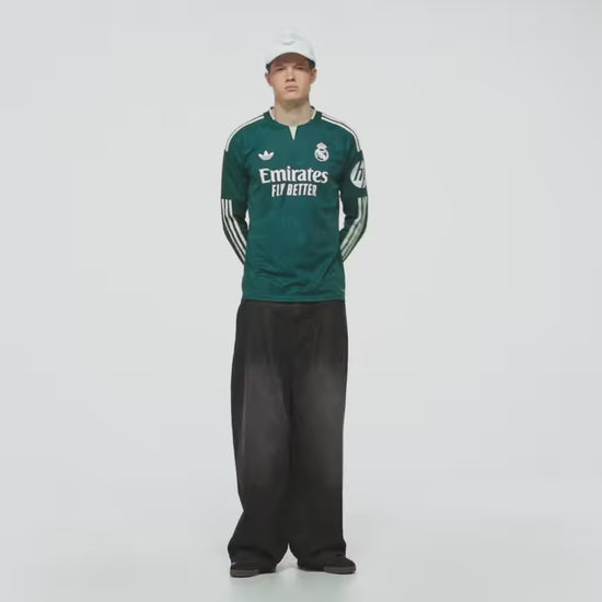Adidas Real Madrid away voetbalshirt longsleeve 2026 2027 met lange mouwen clublogo en sponsor op model Kickoff Antwerpen