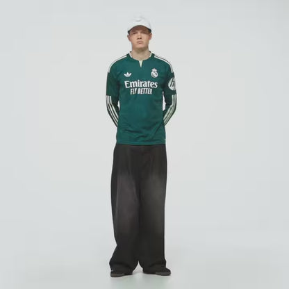 Adidas Real Madrid away voetbalshirt longsleeve 2026 2027 met lange mouwen clublogo en sponsor op model Kickoff Antwerpen