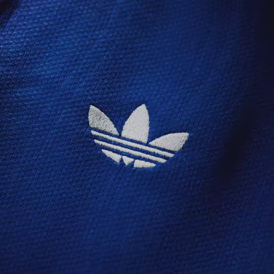 Adidas Manchester United uitvoetbalshirt 2026 2027 met officiële clubdetails op model Kickoff Antwerpen