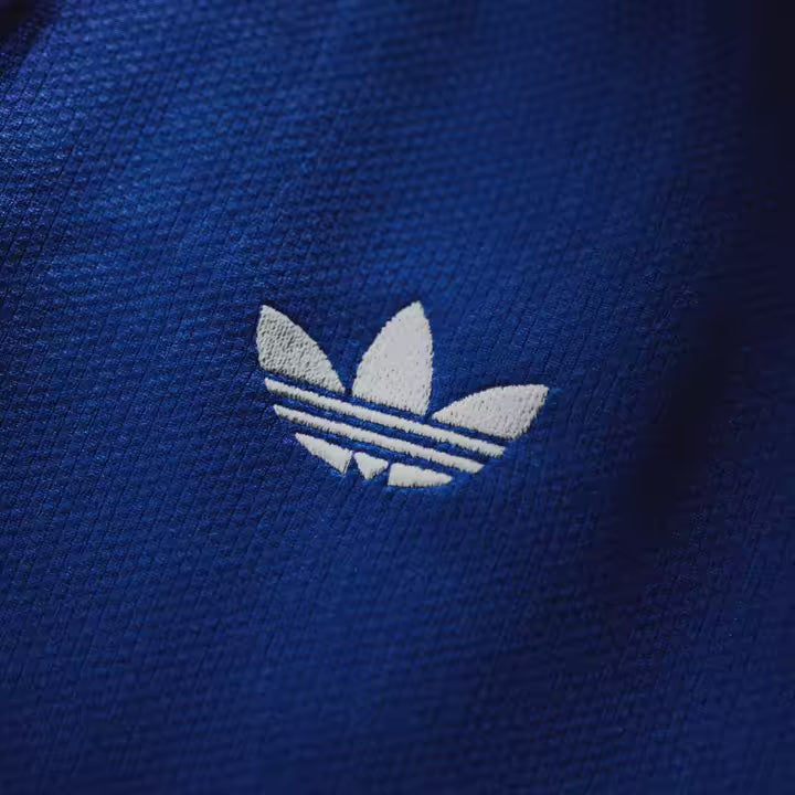 Adidas Manchester United uitvoetbalshirt 2026 2027 met officiële clubdetails op model Kickoff Antwerpen