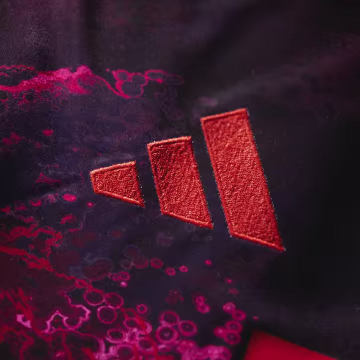 Adidas FC Bayern München derde voetbalshirt 2026 2027 met officiële clubdetails op model Kickoff Antwerpen
