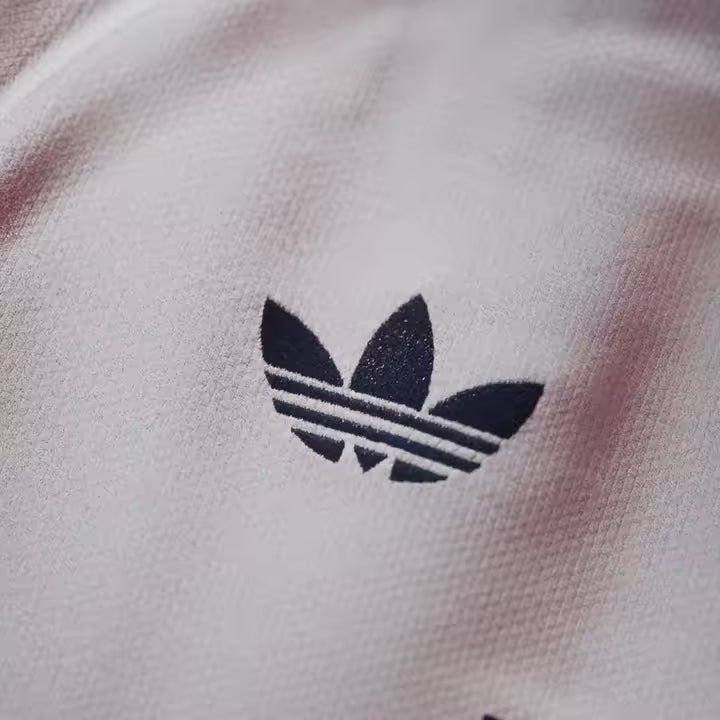 Adidas FC Bayern München uitvoetbalshirt 2026 2027 met officiële clubdetails op model Kickoff Antwerpen