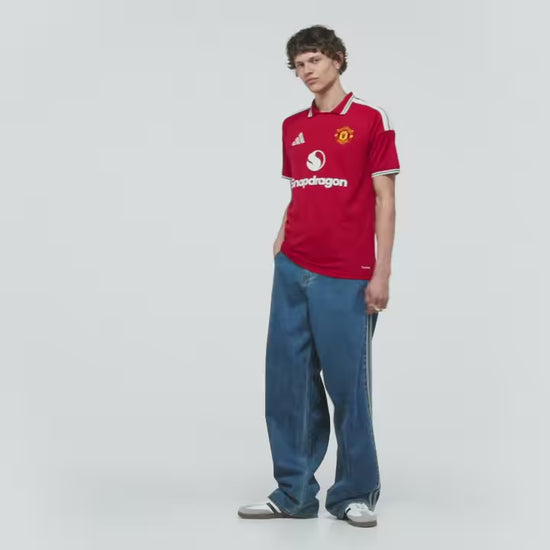 Rood Adidas Manchester United Home Jersey 2026/2027 thuisshirt met Climacool-technologie, verkrijgbaar bij Kickoff Antwerpen, de voetbalshop van Antwerpen.