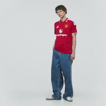 Rood Adidas Manchester United Home Jersey 2026/2027 thuisshirt met Climacool-technologie, verkrijgbaar bij Kickoff Antwerpen, de voetbalshop van Antwerpen.