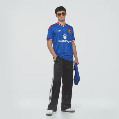 Adidas Manchester United uitvoetbalshirt 2026 2027 met officiële clubdetails op model Kickoff Antwerpen
