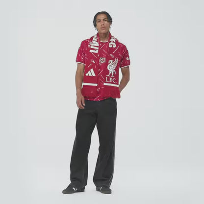 Adidas Liverpool FC thuistenue voetbalshirt 2026 2027 met officiële clubdetails op model Kickoff Antwerpen