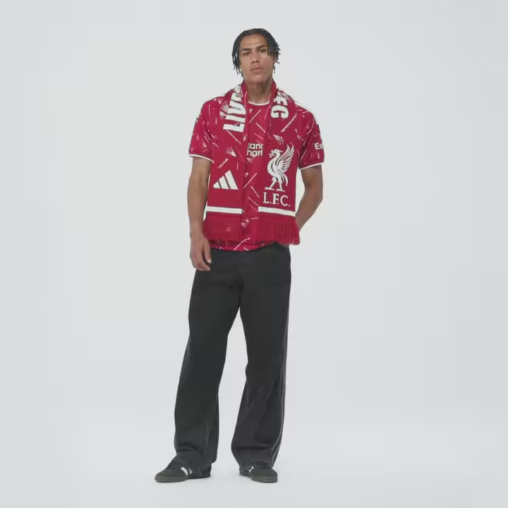 Adidas Liverpool FC thuistenue voetbalshirt 2026 2027 met officiële clubdetails op model Kickoff Antwerpen