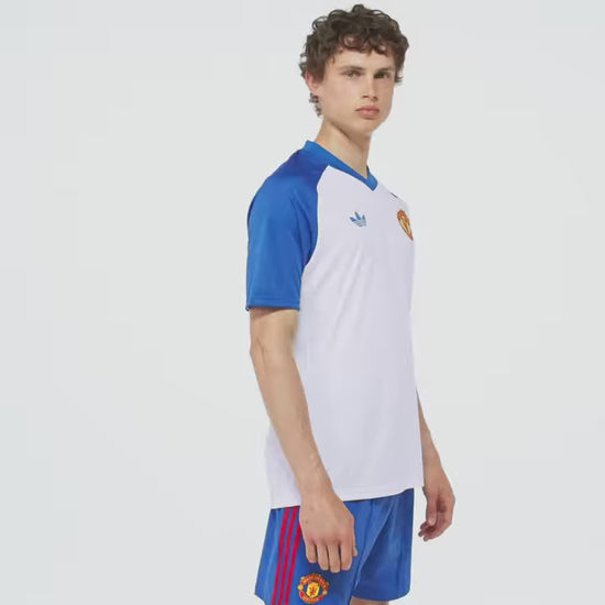Adidas Manchester United uitvoetbalprematchshirt heren away pre match shirt met clubdetails op model Kickoff Antwerpen