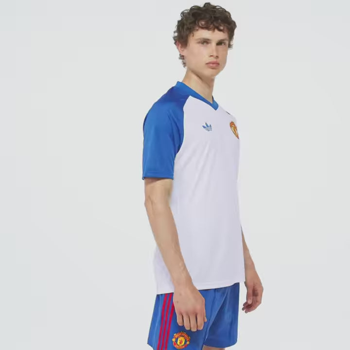 Adidas Manchester United uitvoetbalprematchshirt heren away pre match shirt met clubdetails op model Kickoff Antwerpen