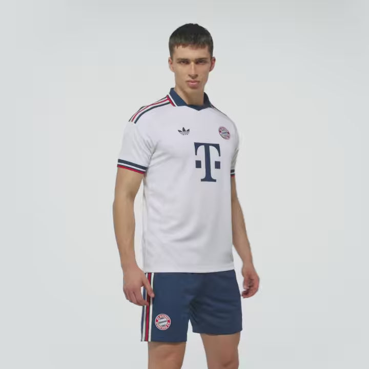 Adidas FC Bayern München uitvoetbalshirt 2026 2027 met officiële clubdetails op model Kickoff Antwerpen