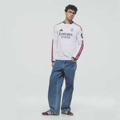 Adidas Real Madrid thuistenue voetbalshirt met lange mouwen 2026 2027 met officiële clubdetails op model Kickoff Antwerpen