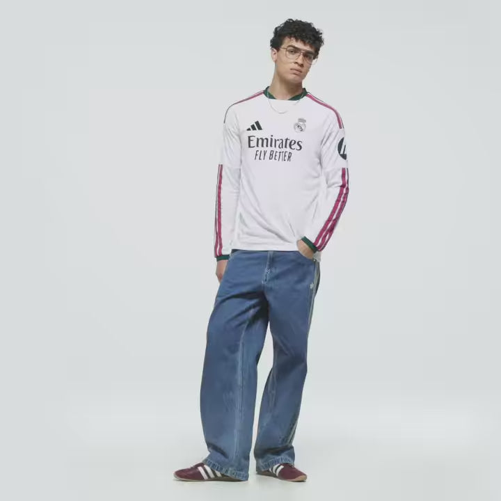 Adidas Real Madrid thuistenue voetbalshirt met lange mouwen 2026 2027 met officiële clubdetails op model Kickoff Antwerpen
