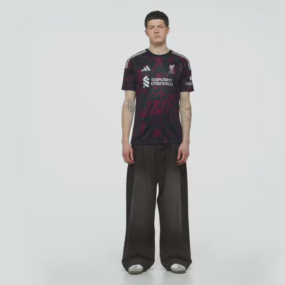 Adidas Liverpool derde voetbalshirt 2026 2027 met officiële clubdetails op model Kickoff Antwerpen