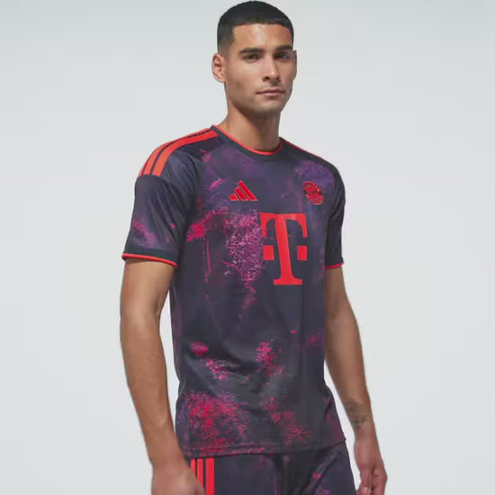 Adidas FC Bayern München derde voetbalshirt 2026 2027 met officiële clubdetails op model Kickoff Antwerpen